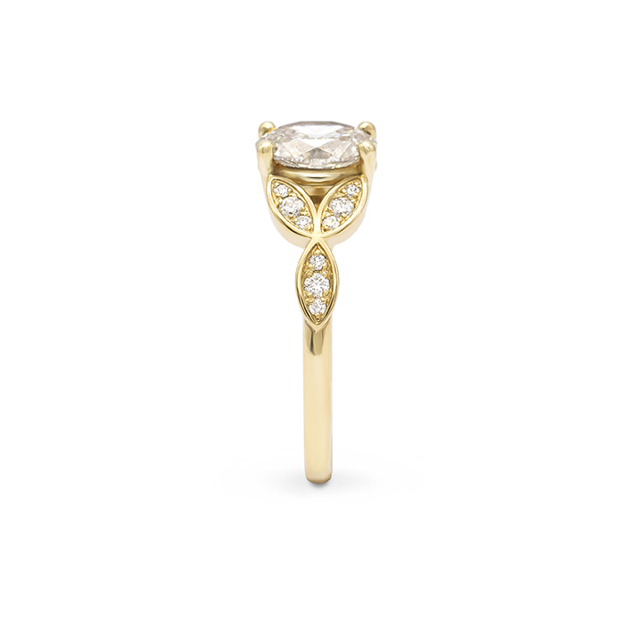 bague-de-fiancailles-epaulee-navettes-or-jaune-diamants-sur-mesure-03e6854d