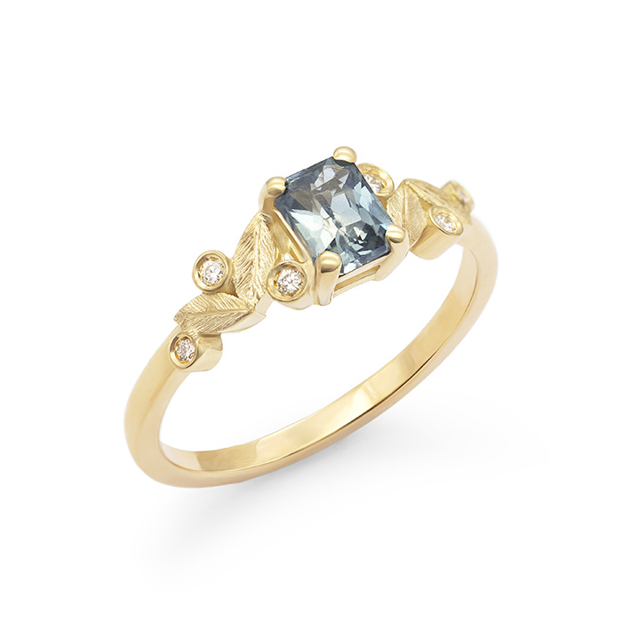 bague-de-fiancailles-petit-olivier-or-jaune-saphir-bleu-gris-diamants-cac504cc