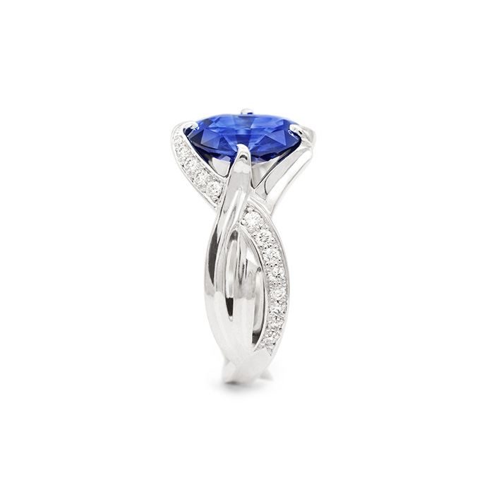 entrelacs-brins-herbes-personnalisee-or-blanc-saphir-oval-bleu-roi-pavage-diamants-cbea15c5