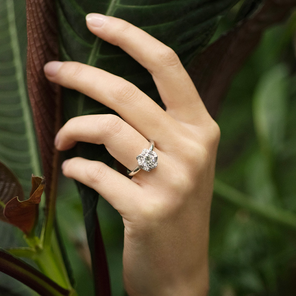 solitaire-diamant-fleur-entourage-bourgeon-d767dd0b