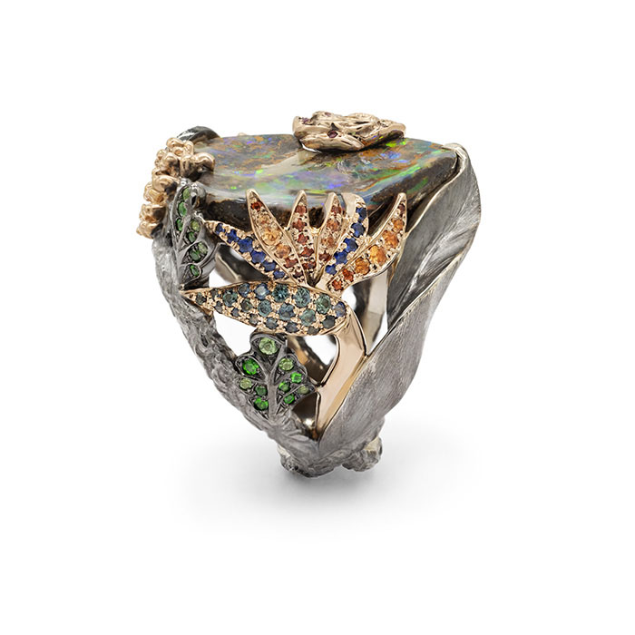 bague-trois-essences-de-fleurs-or-rouge-or-gris-opale-pavage-saphir-emeraude-tsavorites-7d5b6999