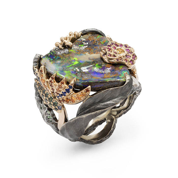 bague-trois-essences-de-fleurs-or-rouge-or-gris-opale-pavage-saphir-emeraude-tsavorites-b9dc25ff