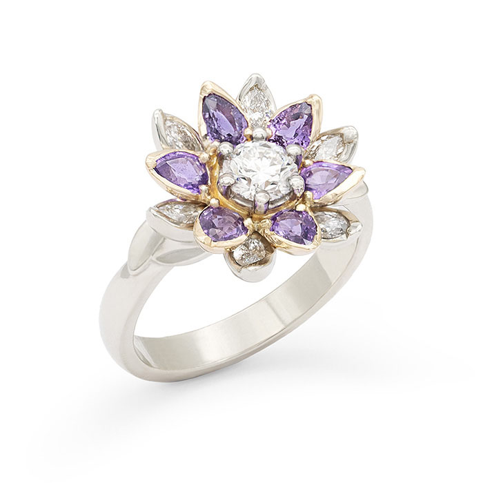 bague de fiançailles fleur de lotus saphir violets diamants